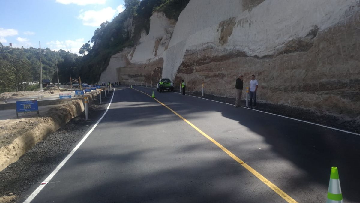 El paso vehicular queda habilitado, luego que un socavamiento cortara el camino el 17 de octubre último. (Foto Prensa Libre: Érick Ávila)