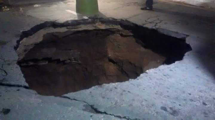 El hoyo es reparado por empleados de la municipalidad. (Foto Prensa Libre: Conred)