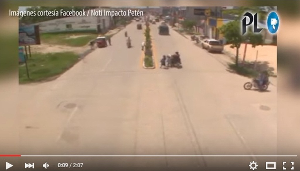 Unos de los percances viales ocurridos en Flores, Petén. (Foto Prensa Libre: Tomada de Facebook).