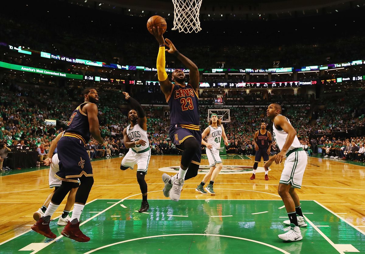 Lebron James lideró la victoria de los Cavaliers en Boston y se convirtió en el máximo encestador de todos los tiempos en los playoffs de la NBA. (Foto Prensa Libre: AFP)