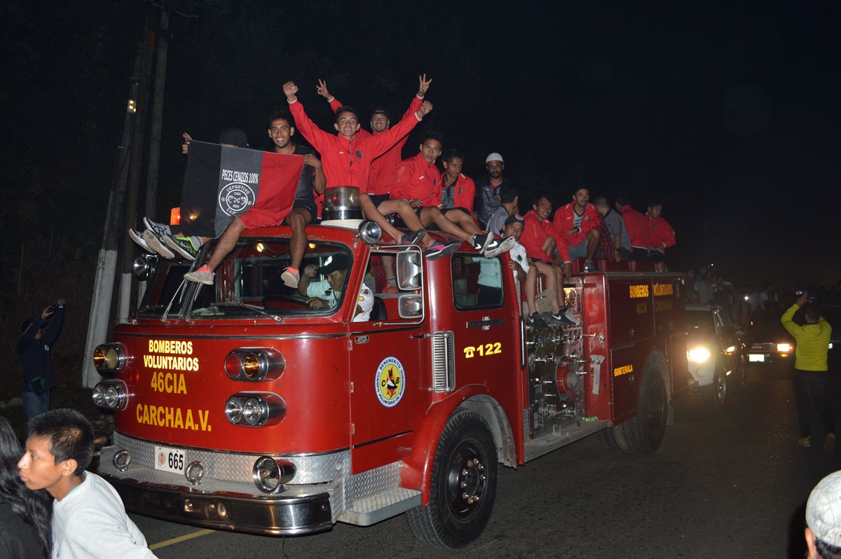 Los jugadores del Deportivo Carchá ingresaron en una motobomba a la celebración. (Foto Prensa Libre: Eduardo Sam Chun)
