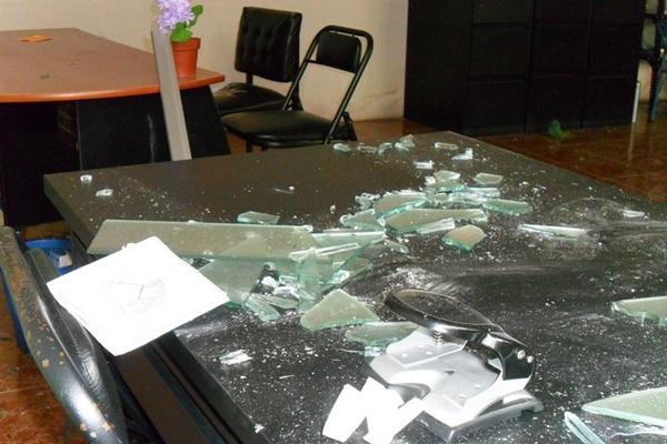 Vidrios de varias ventanas fueron destrozados por manifestantes. (Foto Prensa Libre: Ángel Julajuj)<br _mce_bogus="1"/>