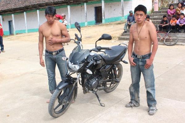 Pobladores de un cantón en Santa Cruz del Quiché azotaron a dos presuntos ladrones de motos, luego de darles persecución y lograr su detención. (Foto Prensa Libre: Oscar Figueroa)