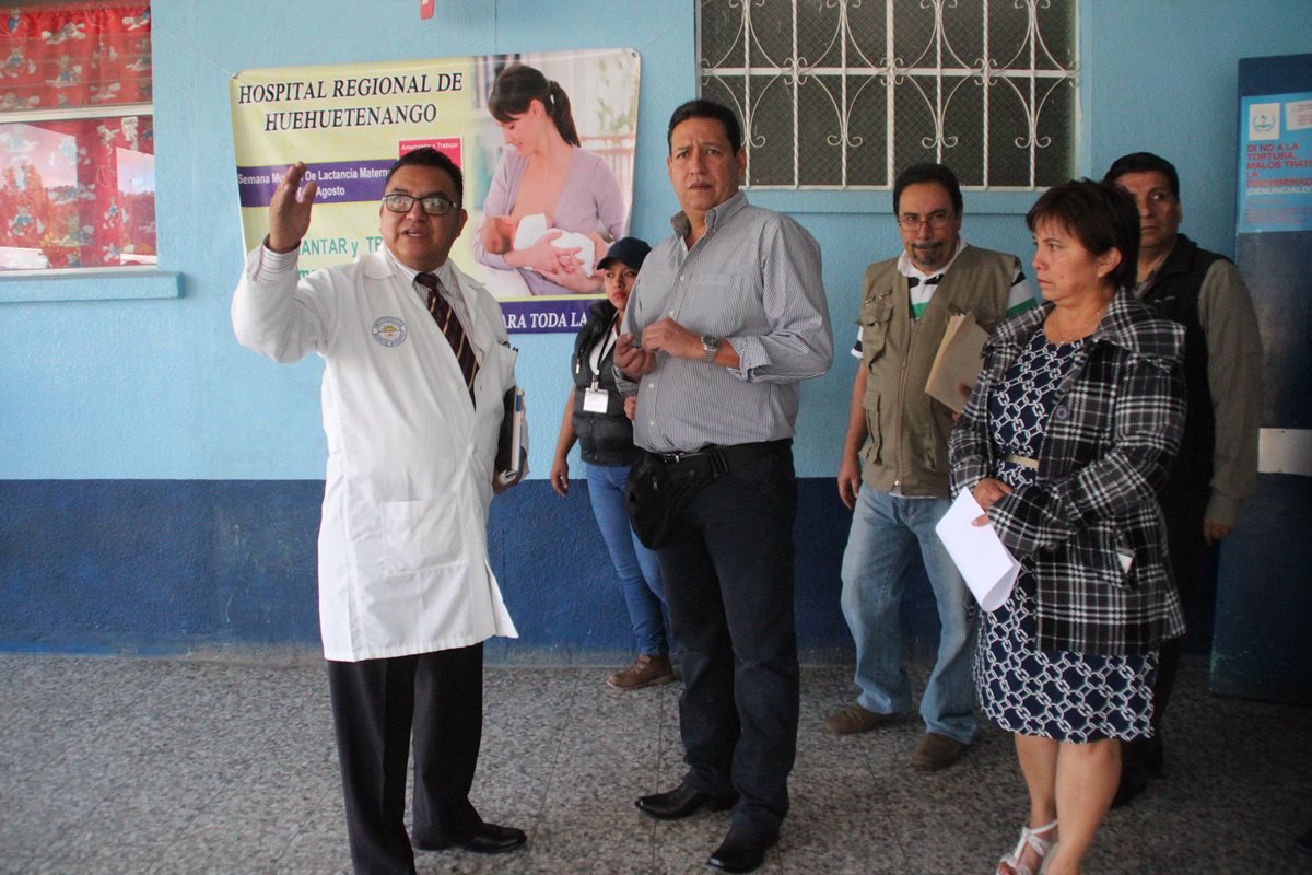 Directivos del Hospital Regional de Huehuetenango explican a Mariano Rayo las carencias que enfrentan. (Foto Prensa Libre: Mike Castillo)