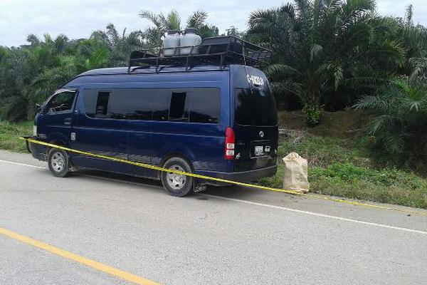 Los tres detenidos se transportaban en un autobus azul, que fue detenido por la PNC para una inspección. (Foto PNC)