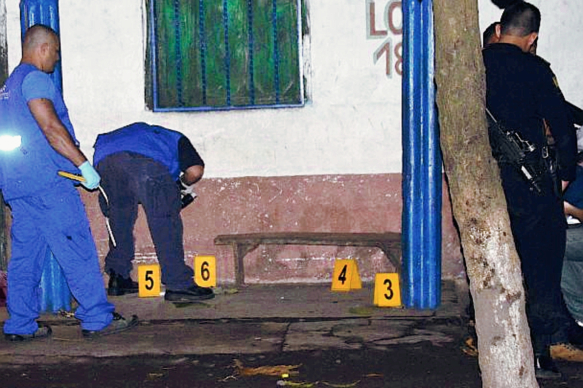 Autoridades buscan evidencias en el lugar donde murió baleado Benedicto Cetino, en Nueva Concepción. (Foto Prensa Libre: Carlos Paredes)