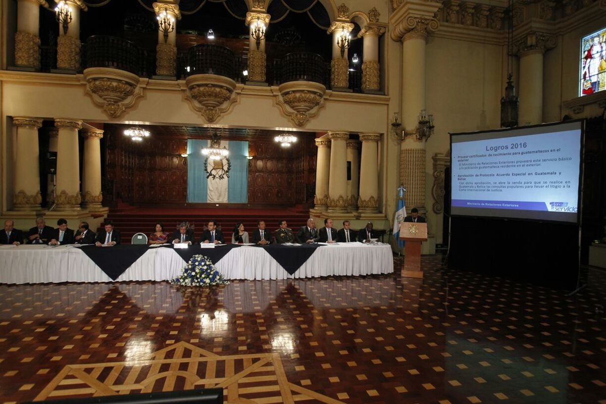El presidente Jimmy Morales y sus 14 ministros exponen, cada uno, acciones implementadas en el primer año de gobierno, en el Palacio Nacional de la Cultura. (Foto Prensa Libre: Paulo Raquec)