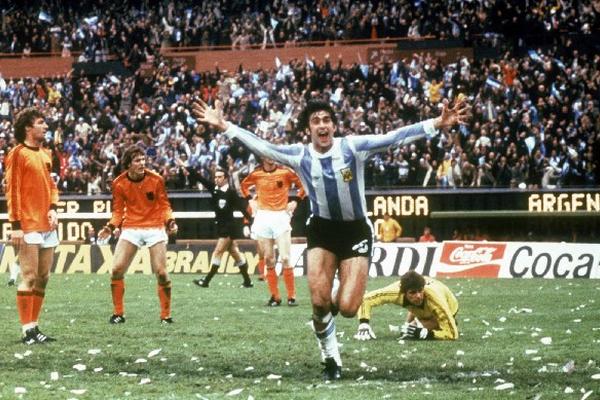 El goleador Mario Kempes fue la figura para la selección de Argentina en el Mundial de 1978. (Foto Prensa Libre: AS Color)<br _mce_bogus="1"/>
