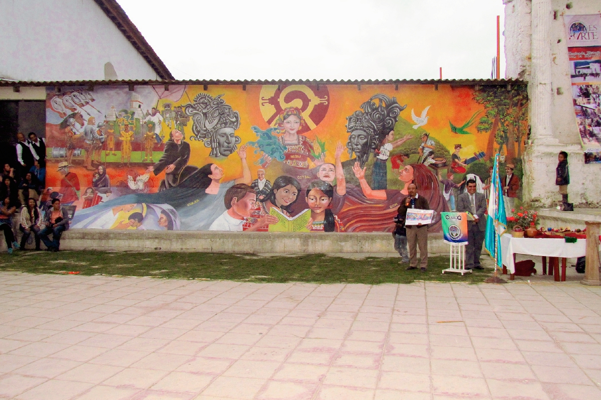 Un mural en el centro Nebaj, Quiché, fue pintado por estudiantes universitarios de esa localidad. (Foto Prensa Libre: Óscar Figueroa)