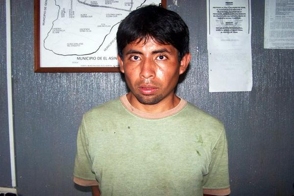 El hombre fue sorprendido cuando abusa sexualmente de una niña de 9 años, en El Asintal, Retalhuleu. (Foto Prensa Libre: Rolando Miranda)