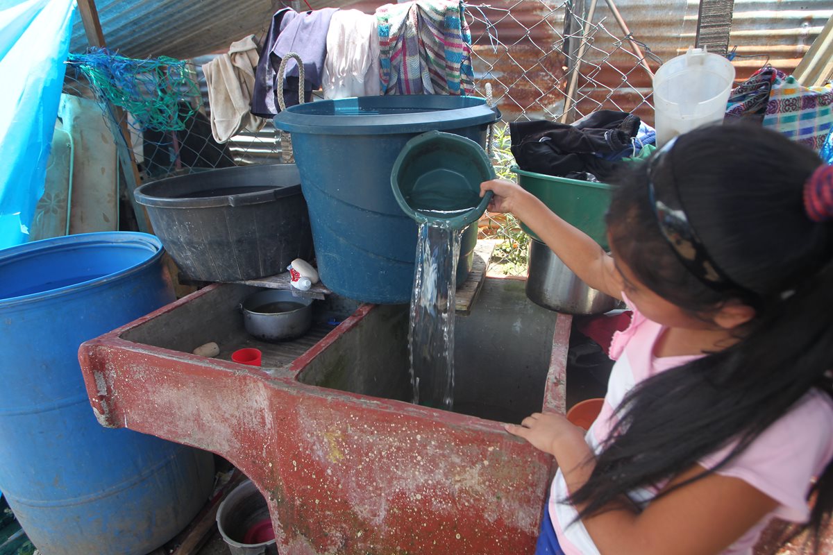 El agua es racionada en varios hogares de ese municipio debido a que cada vez es más escasa.(Foto Prensa Libre: Erick Ávila)