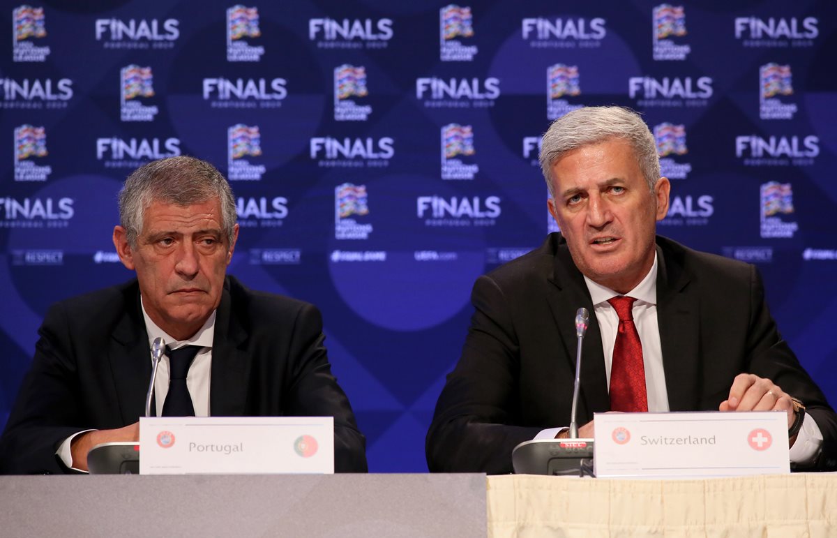 Fernando Santos y Vladimir Petrovic, entrenadores de las selecciones de Portugal y Suiza se enfrentarán en semifinales de la Europa League. (Foto Prensa Libre: AFP)