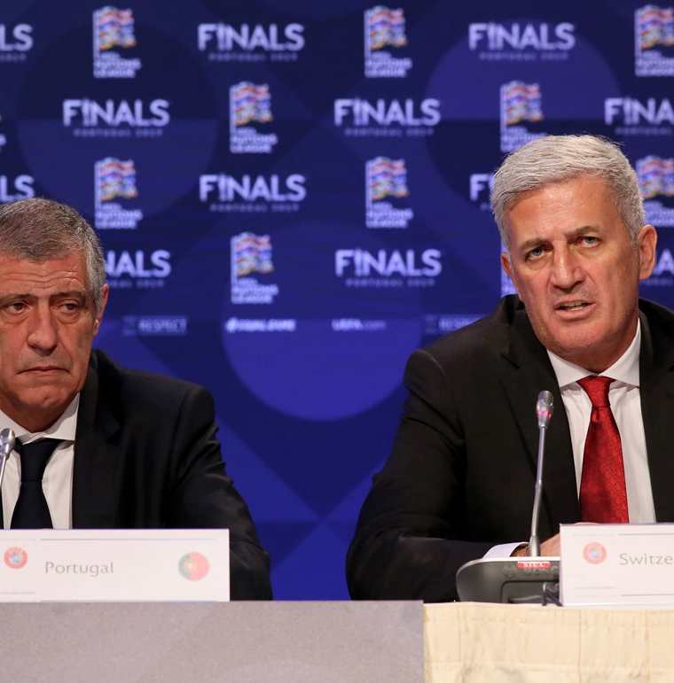 Fernando Santos y Vladimir Petrovic, entrenadores de las selecciones de Portugal y Suiza se enfrentarán en semifinales de la Europa League. (Foto Prensa Libre: AFP)