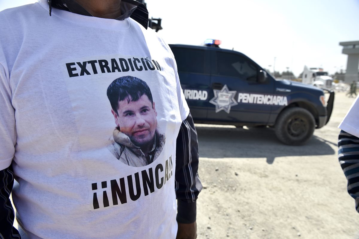 Seguidores de el Chapo Guzmán se manifiestan fuera del penal del Altiplano. (Foto Prensa Libre: AFP).