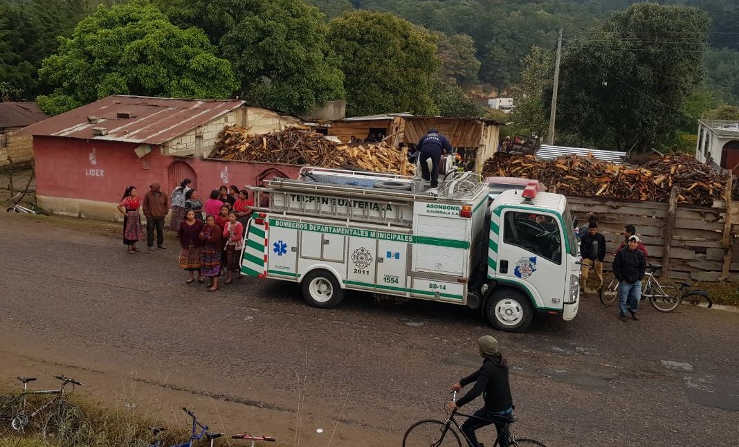 Bomberos y vecinos permanecen frente al inmueble donde se registró el incendio que cobró la vida de un bebé en Tecpán Guatemala. (Foto Prensa Libre: Víctor Chamalé).