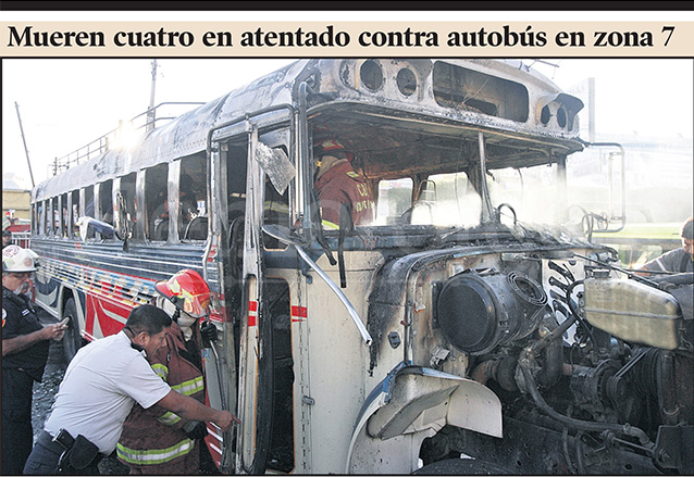 Foto principal de la portada de Prensa Libre del 4/01/2011 que mostraba el estado del bus luego del ataque. (Foto: Hemeroteca PL)