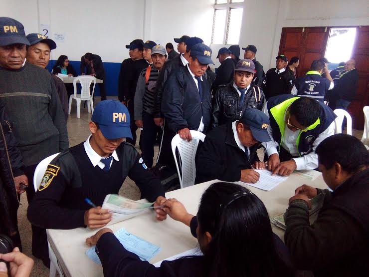 Policía Municipal se encarga de verificar los registros y el pago a empleados ediles en Mixco. (Foto Prensa Libre: Municipalidad de Mixco)