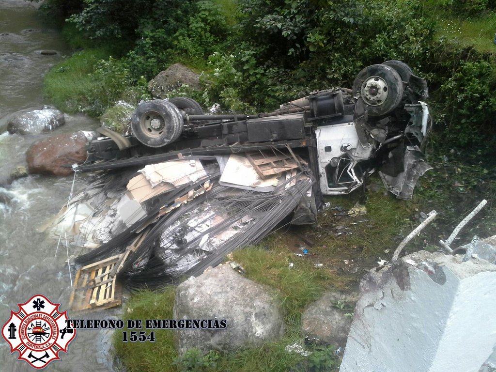 Camión queda destruido luego de caer de puente en Chichicastenango, Quiché. (Foto Prensa Libre: CBMD)