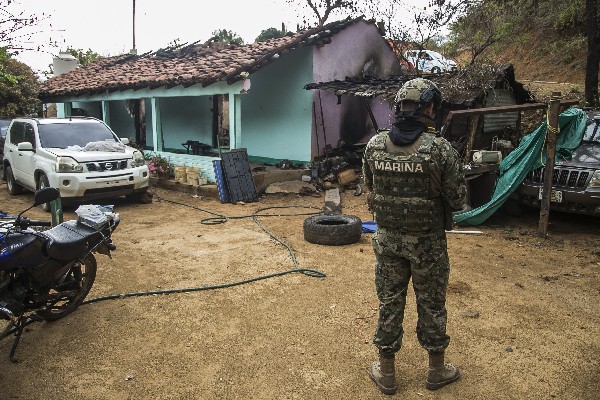 Un vehículo y una casa fueron dañada durante las balaceras en Badiraguato, Sinaloa,México. (Foto Prensa Libre: EFE)