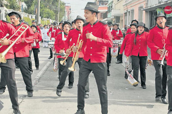 Bandas escolares inundan las calles de Guatemala durante las fiestas de Independencia, que se celebran cada septiembre. (Foto Prensa Libre: Ángel Elías)