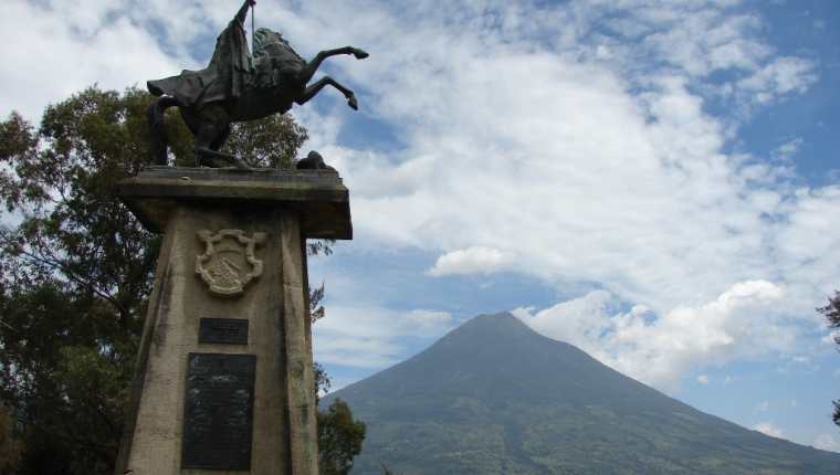 Monumento a Santiago Apóstol en el Cerro de la Cruz, Antigua Guatemala. (Foto: Hemeroteca PL)