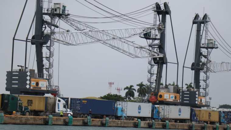 El movimiento de carga en terminales como Puerto Barrios (Izabal) se vio afectado por la falla en el sistema de la SAT. (Foto Prensa Libre: Dony Stewart)