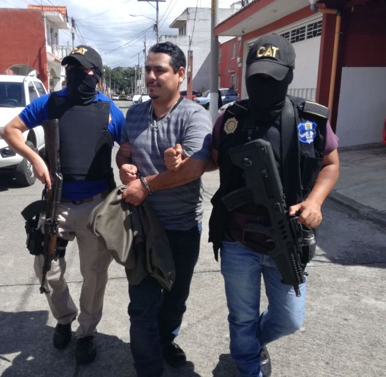 El supuesto pandillero del Barrio 18 es consignado luego de su detención en Villa Nueva. (Foto Prensa Libre: PNC)