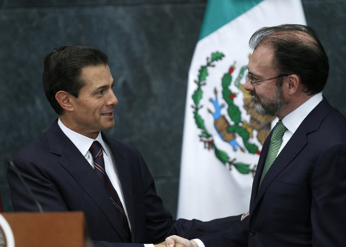 El presidente de México Enrique Peña Nieto, saluda a su exsecretario de Hacienda, Luis Videgaray (d), momentos después de notificarlo como nuevo secretario de Relaciones Exteriores. (Foto Prensa Libre: EFE).