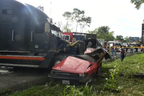 Tráiler embistió a picop, en Mazatenango.