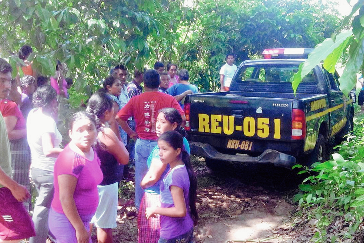 El cadáver fue encontrado en un terreno de la comunidad Alfonso. (Foto Prensa Libre: Rolando Miranda)