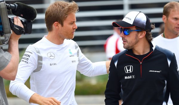 Nico Rosberg (izquierda), considera que Fernando Alonso puede conquistar el podio. (Foto Prensa Libre: AP).