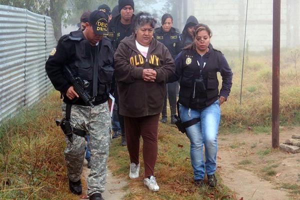 María Virginia Escobar, sindicada del despojo de inmuebles, es trasladada a la cárcel de mujeres de Quetzaltenango. (Prensa Libre: Carlos Ventura)