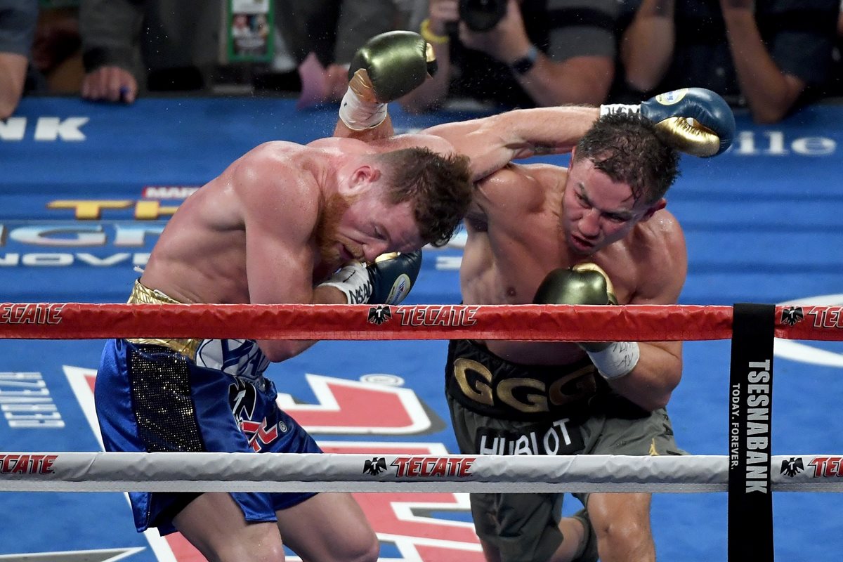 Saúl Álvarez y Gennady Golovkin protagonizaron un gran combate en el T-Mobile Arena de Las Vegas. (Foto Prensa Libre: AFP)