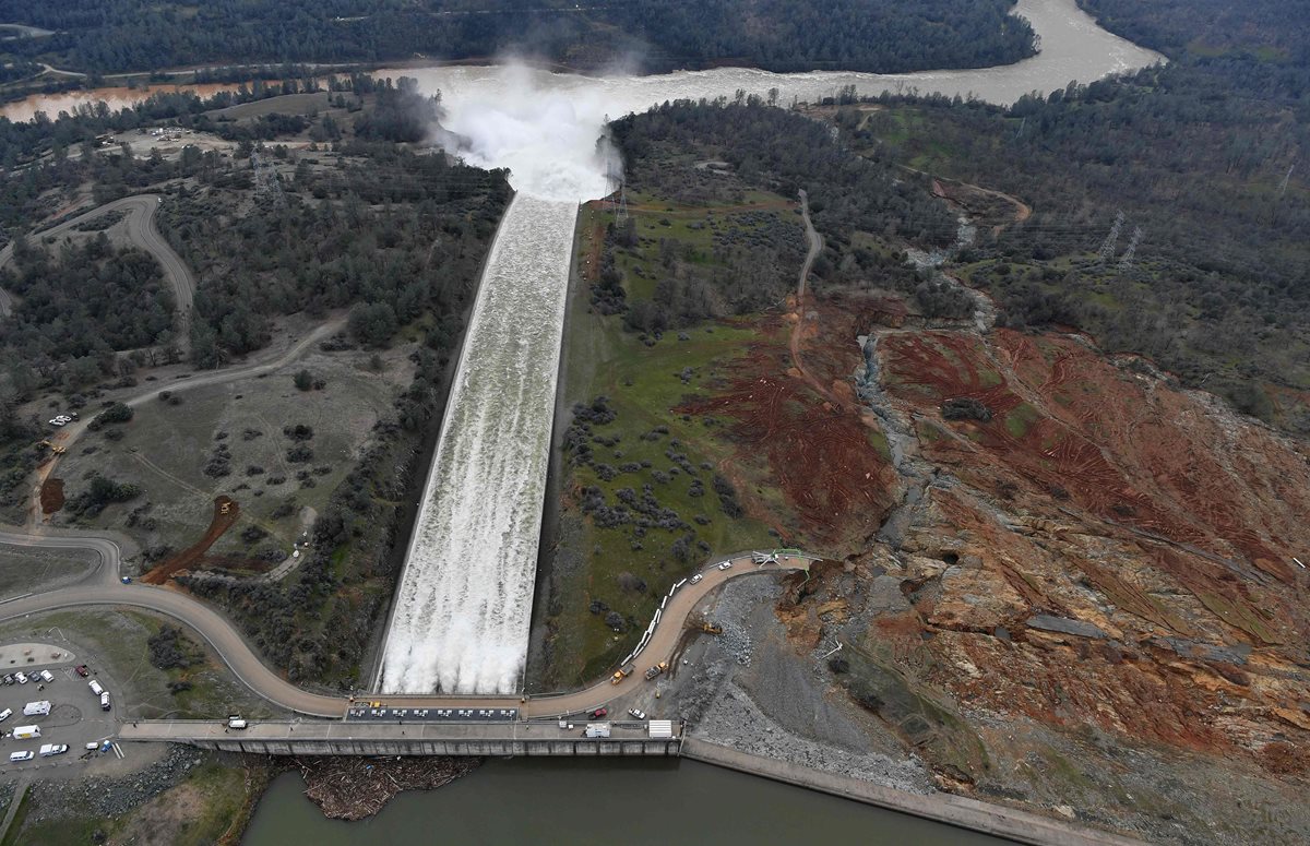 Liberan cien mil pies cúbicos de agua por segundo por el aliviadero principal de la represa Oroville, California. (AFP).