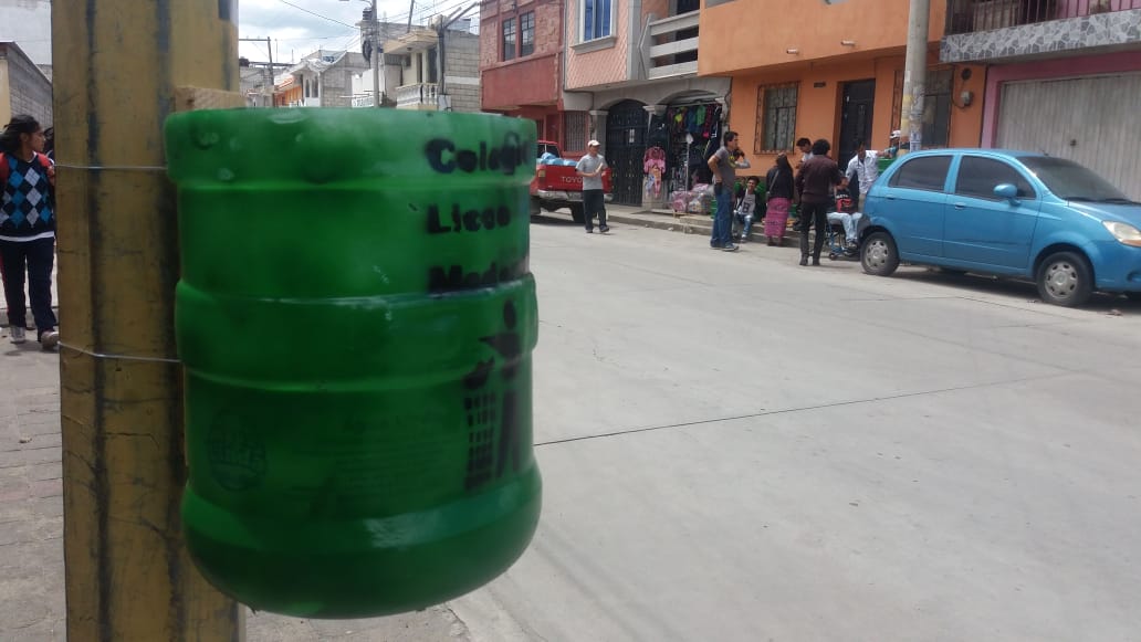 Estudiantes del colegio Liceo Moderno, colocan 25 botes reciclables en la zona 7 de Quetzaltenango. (Foto Prensa Libre: Fred Rivera)