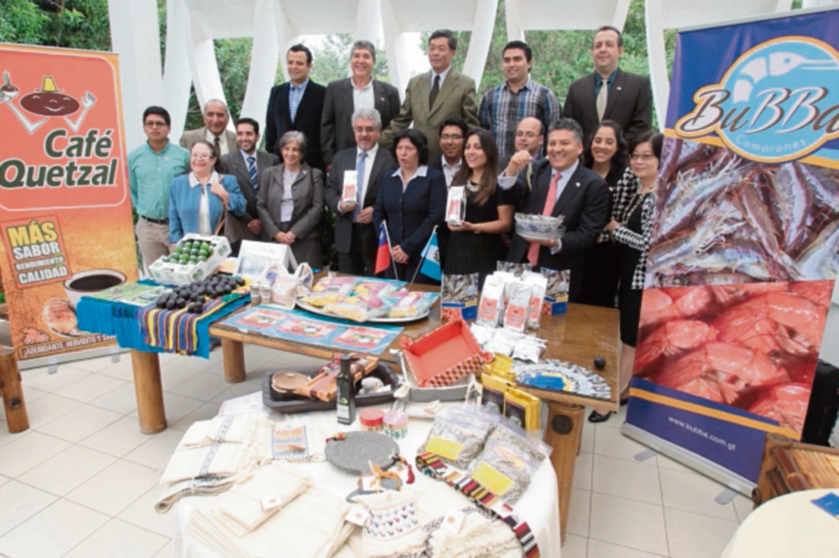 Delegados y autoridades diplomáticas y de Gobierno presentaron a las siete empresas. (Foto Prensa Libre: PAULO RAQUEC)