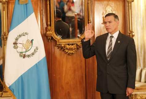 Juan de Dios Rodríguez es juramentado como nuevo presidente del Seguro Social.
