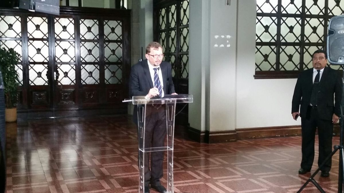 El vocero presidencial hace público el listado de candidatos a las gobernaciones. (Foto Prensa Libre: Cortesía SCSP)