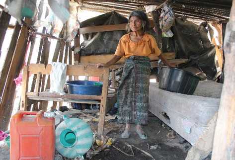 Esta galera es el dormitorio, la  cocina y el  comedor de  Ana Tarax, de 60 años, del caserío El Naranjo,  Huehuetenango.