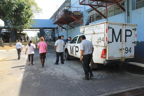 Aún con vida, la víctima fue llevada al Hospital Regional de Escuintla, pero murió tras su ingresó al nosocomio. (Foto Prensa Libre: Carlos Paredes)