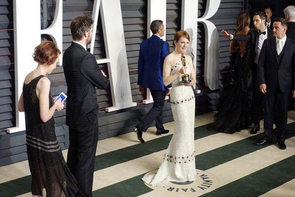  Julianne Moore posa con su estatuilla a su llegada a la fiesta pos-Óscar de Vanity Fair (Foto: EFE).