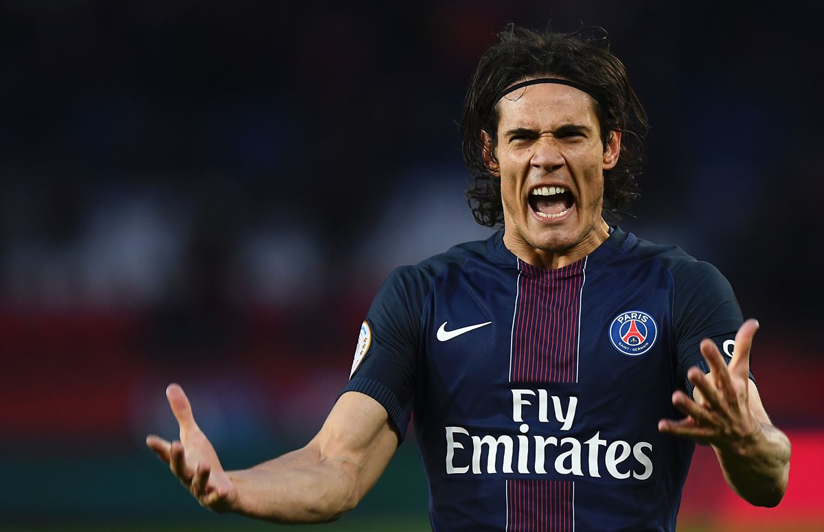 Cavani celebra luego de marcar desde el punto de penalti. (Foto Prensa Libre: AFP)