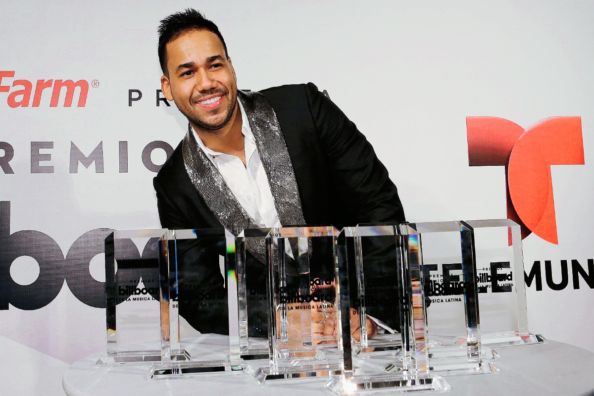 Romeo Santos se alzó con 10 premios Billboard, entre ellos el de artista del año. (Foto Prensa Libre AP Photo/Alan Diaz)