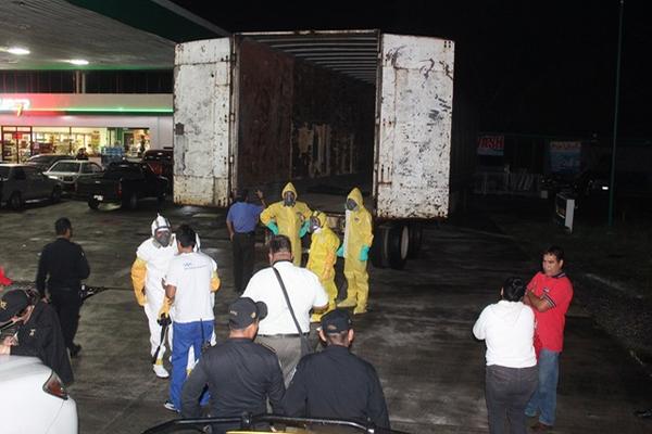Elementos de la PNC y MP realizan inspección a camión decomisado en Mazatenango (Foto:Danilo López:Prensa Libre)