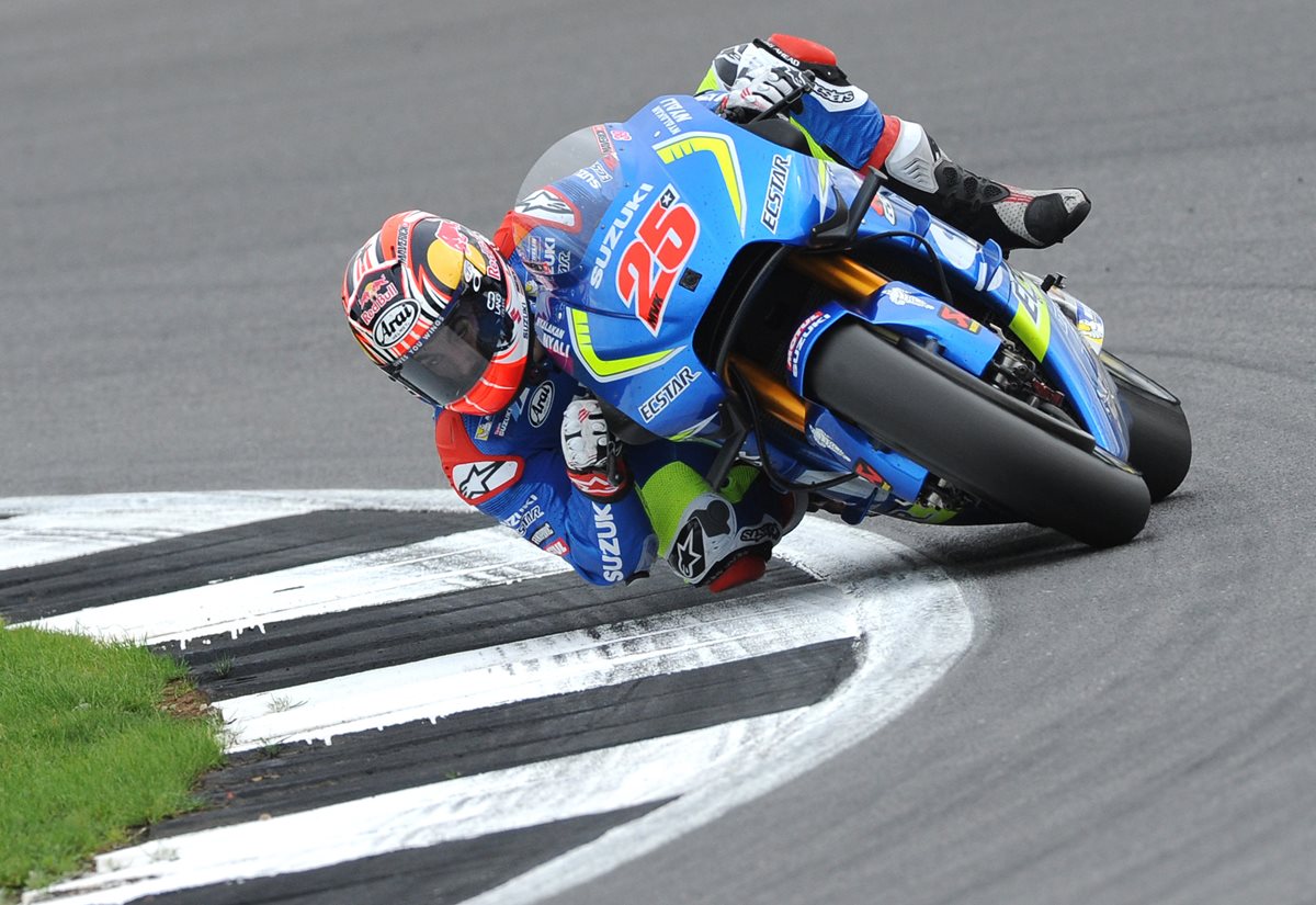 Maverick Viñales domina su motocicleta durante una de las vueltas del gran Premio de Gran Bretaña. (Foto Prensa Libre: AP)