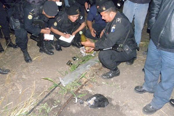 Agentes observan  lo decomisado, en Zacapa.