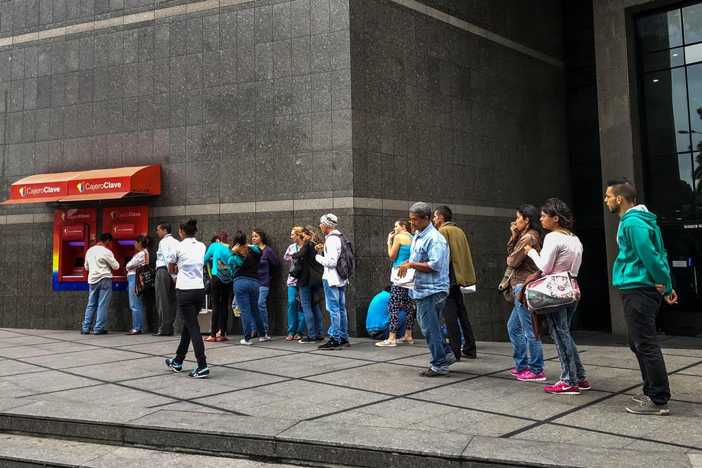 Varios venezolanos esperando retirar dinero del cajero, las condiciones económicas les han afectado. (Foto Prensa Libre: Hemeroteca PL)