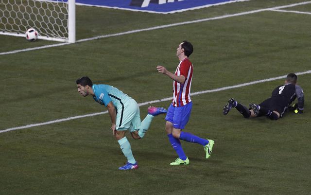 Luis Suárez anotó un golazo en el juego del Barcelona contra el Atlético de Madrid. (Foto Prensa Libre: AFP)
