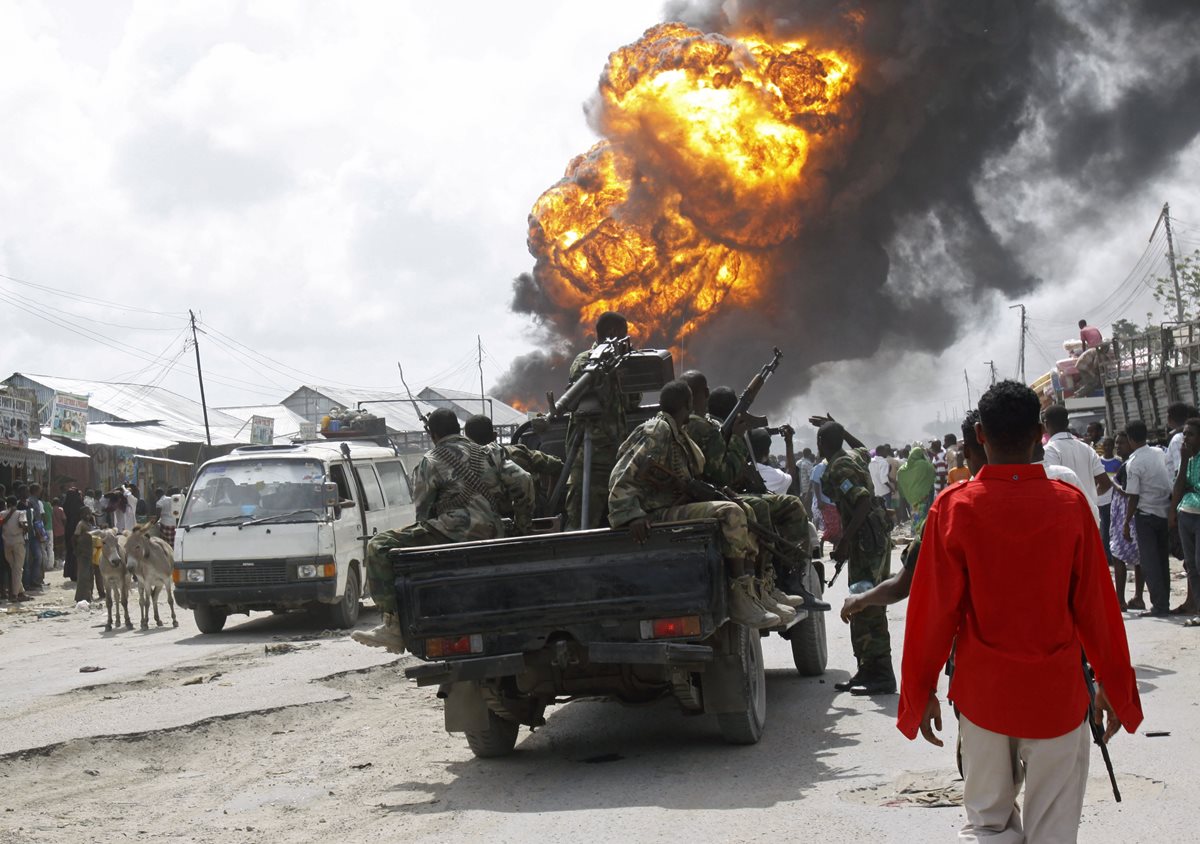 <em>Imagen referencial. Hombres armados irrumpieron en un hotel de Mogadiscio, capital de Somalia. (Foto Prensa Libre: AP)
</em>