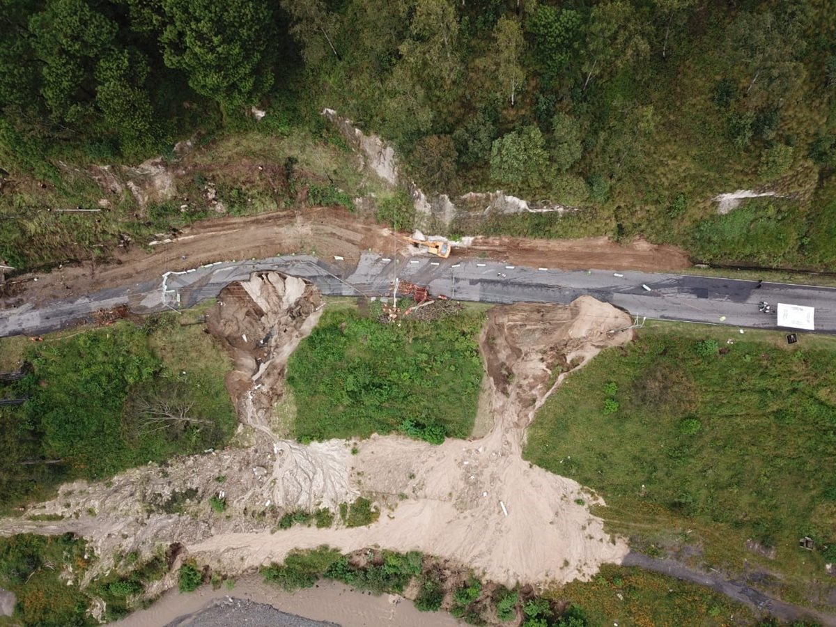 Los dos agujeros exponen el riesgo en que se encuentra la carretera que conecta Villalobos con Ciudad San Cristóbal. (Foto Prensa Libre: Cortesía Conred)